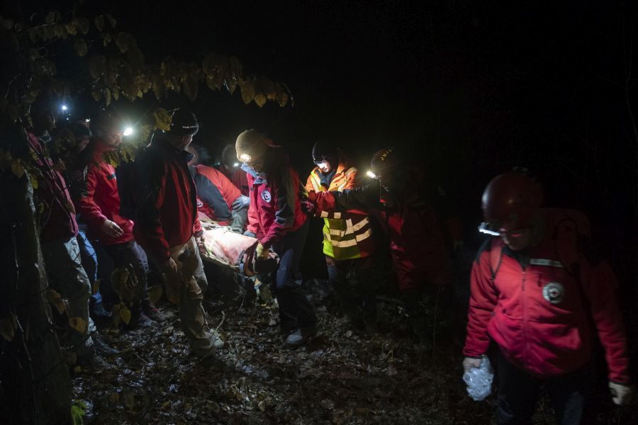Rescuing a hiker with broken ankle on a popular tourist destination near by Budapest Magyar Barlangi Mentőszolgálat BMSz Cave Rescue