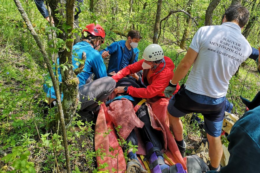 Bokasérült mentése a Börzsönyi Só-hegynél Magyar Barlangi Mentőszolgálat Országos Mentőszolgálat
